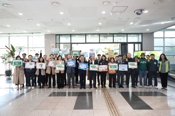 울산광역시교육청 직원들은 10월 30일 환경친화적 청사 만들기 홍보 활동(캠페인)에 참여했다. 울산시교육청 제공