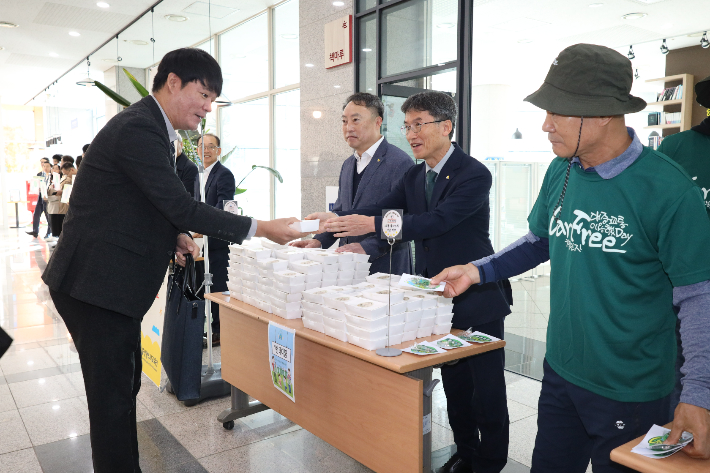 천창수 울산시교육감이 30일 직원들에게 일회용품 사용 자제 등의 문구가 적힌 친환경 간식을 나눠주고 있다. 울산광역시교육청 제공