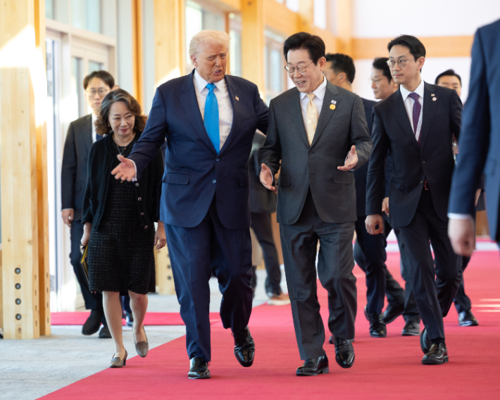 이재명 대통령과 도널드 트럼프 미국 대통령이 29일 경북 경주박물관에서 정상회담장으로 이동하며 대화하고 있다. 대통령실 제공