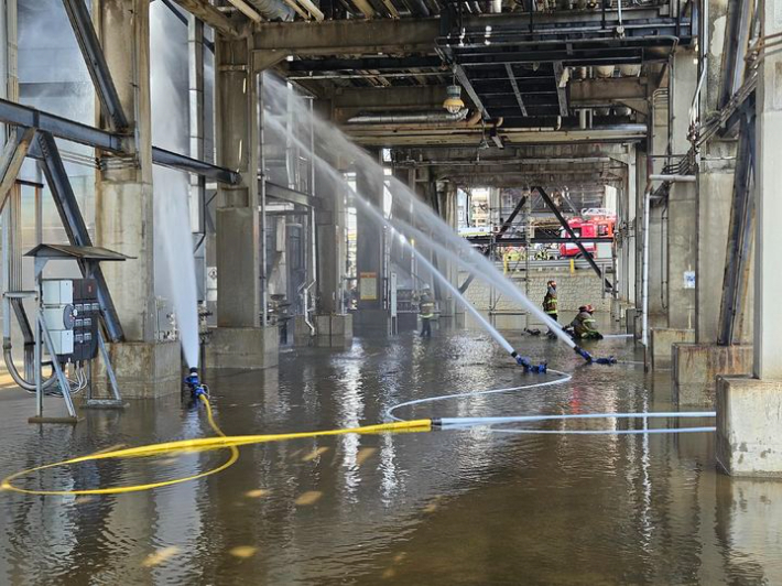 10월 17일 오전 10시 42분쯤 울산 남구 용연동 SK에너지 공장에서 폭발사고가 발생해 소방당국이 수습작업을 하고 있다. 울산소방본부 제공