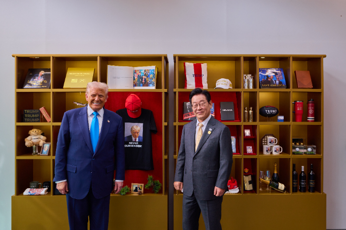 이재명 대통령과 도널드 트럼프 미국 대통령이 29일 경북 경주박물관에서 정상회담에 앞서 트럼프 굿즈 전시품을 관람한 후 기념촬영을 하고 있다. 대통령실 제공