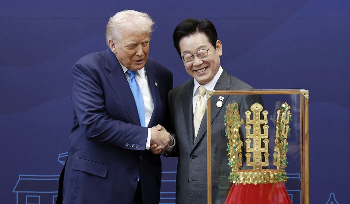 이재명 대통령이 29일 경북 경주박물관에서 도널드 트럼프 미국 대통령에게 '천마총 금관 모형'을 선물한 뒤 악수하고 있다. 연합뉴스
