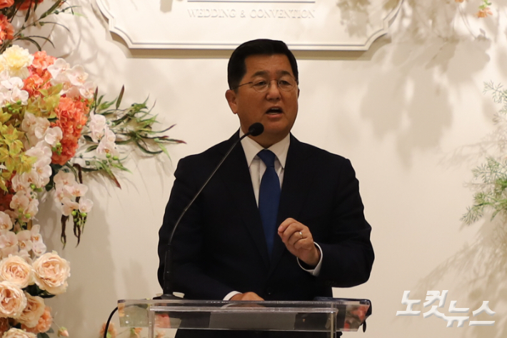 예배에서는 포항시기독교교회연합회 대표회장 손병렬 목사(사진)가 학개 2:6~9을 통해 '감사25, 비전50'을 제목으로 설교했다. 유상원 아나운서