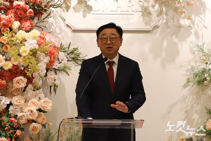 김휘동 운영이사장(사진)은 인사말을 통해 "그동안 포항CBS가 사회를 향해 복음을 전하고 정의를 세우는 일에 최선을 다했다며 앞으로도 격려와 기도를 부탁드린다"고 전했다. 유상원 아나운서    