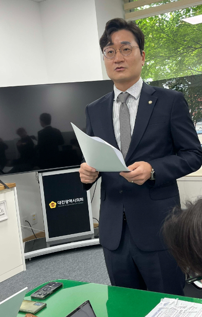 장철민 의원이 30일 대전시의회 기자실에서 국토안전관리원의 '대전 유등교 가설교량 사용실태 확인 결과 보고' 자료를 바탕으로 유등교 가설교량의 안전문제에 대해 설명하고 있다. 정세영 기자