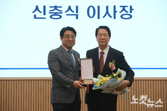 전북기독교성지화협의회 신충식 이사장(왼쪽)이 최원탁 전임 관장(오른쪽)에게 감사패를 전달하고 있다. 최화랑 기자