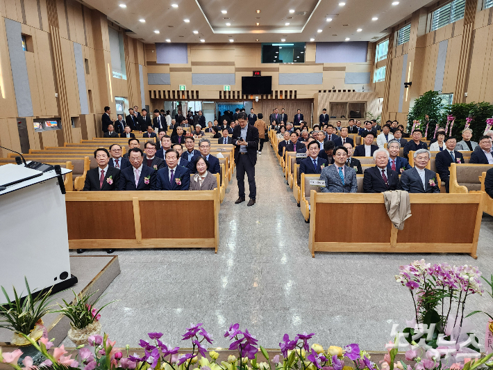 예배를 마친 후 참석자들이 기념 촬영을 하고 있다. 최화랑 기자