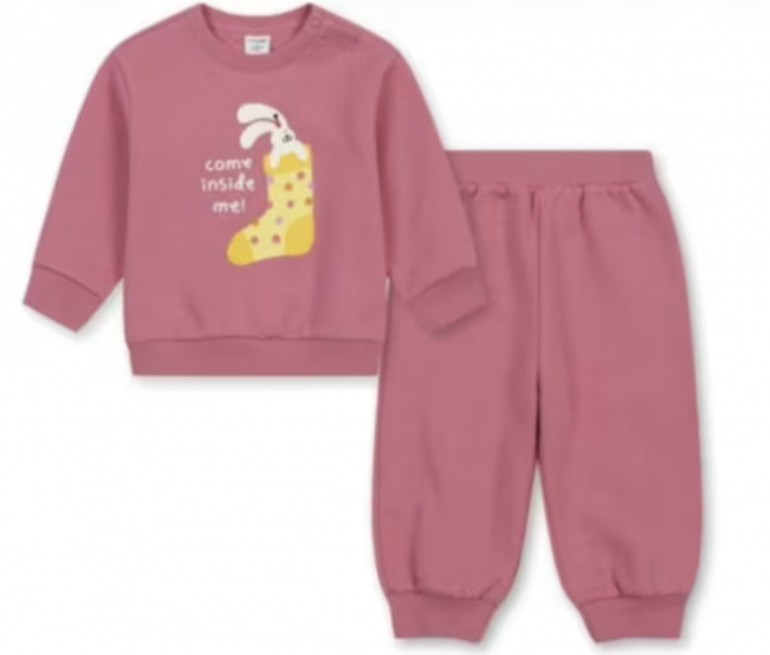 문제가 된 탑텐키즈 유아용 상하복 세트. 분홍색 맨투맨에는 양말 속에서 얼굴을 내민 토끼 그림과 함께 "come inside me!"라는 문구가 적혀 있다. SNS 캡처