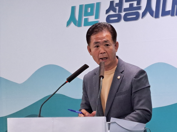 박제철 춘천시의원은 30일 반박 기자회견을 통해 "강원특별자치도청 신청사 이전 및 행정복합타운 추진과 관련해 문제가 있다면 도와 춘천시가 함께 만나 머리를 맞대고 해결책을 찾아야 한다"고 강조했다. 진유정 기자