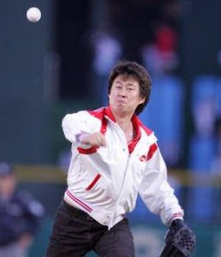 2005년 준플레이오프에서 시구하는 남희석. 연합뉴스 