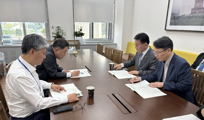 강위원 경제부지사는 30일 국회에서 김병기 더불어민주당 원내대표를 만나 전라남도의 핵심 현안 사업을 담은 '국회 대응 서면질의서'를 전달하고 적극적인 지원을 요청했다. 전라남도 제공