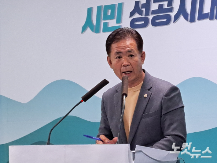 박제철 춘천시의원은 30일 반박 기자회견을 통해 "강원특별자치도청 신청사 이전 및 행정복합타운 추진과 관련해 문제가 있다면 도와 춘천시가 함께 만나 머리를 맞대고 해결책을 찾아야 한다"고 강조했다. 진유정 기자