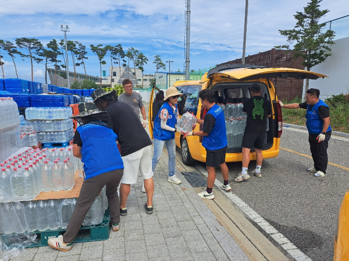 지난 9월 시민들에게 생수를 배부하고 있는 모습. 강릉시 제공