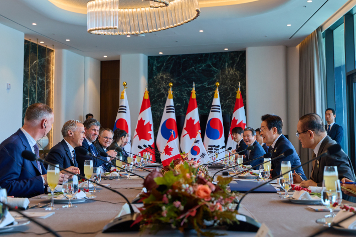 이재명 대통령과 마크 카니 캐나다 총리가 30일 경북 경주의 한 호텔에서 확대 오찬회담을 하고 있다. 대통령실 제공
