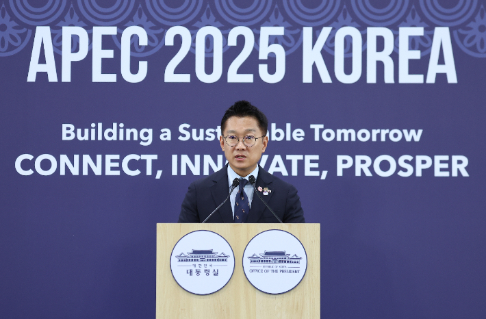 김남준 대변인이 30일 경북 경주 APEC 미디어센터에서 이날 열린 한-캐나다 정상회담 관련 브리핑을 하고 있다. 연합뉴스