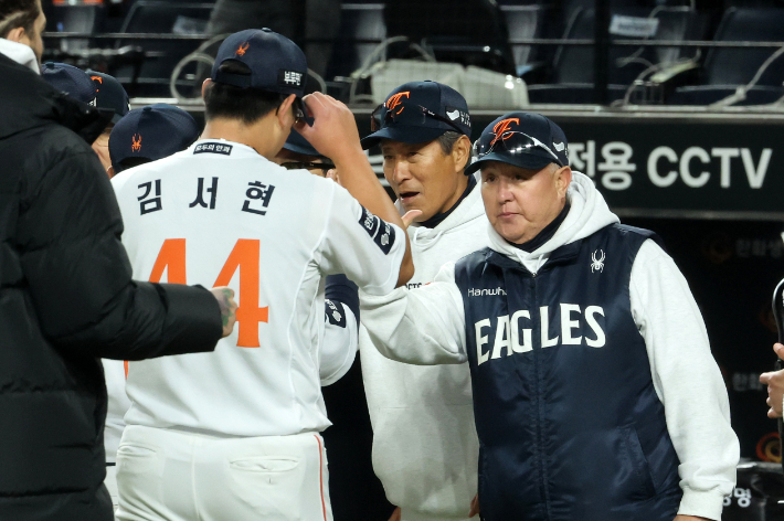 29일 대전한화생명볼파크에서 열린 2025 프로야구 KBO리그 포스트시즌 한국시리즈 3차전 LG 트윈스와 한화 이글스의 경기에서 승리한 한화 김경문 감독이 김서현을 격려하고 있다. 연합뉴스