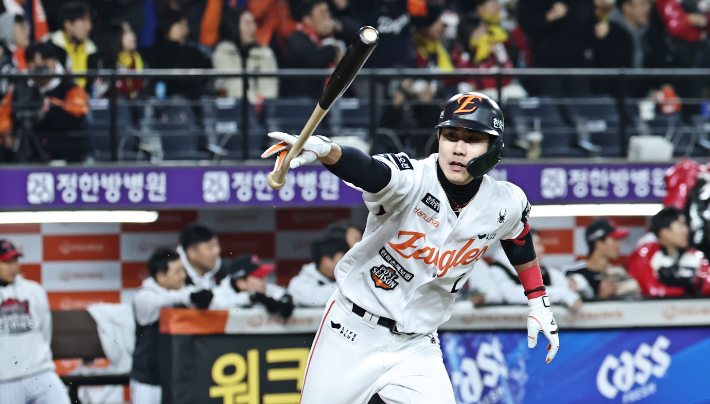 29일 대전한화생명볼파크에서 열린 2025 프로야구 KBO리그 포스트시즌 한국시리즈 3차전 LG 트윈스와 한화 이글스의 경기. 8회말 2사 만루 한화 심우준이 2타점 적시타를 치고 기뻐하고 있다. 연합뉴스