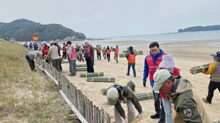 모래포집기 설치 중인 참여자들. 전북특별자치도자원봉사센터 제공