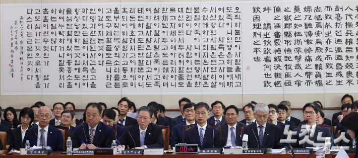 30일 오전 국회 법제사법위원회 법무부 등 종합감사가 열리고 있다. 왼쪽부터 조원철 법제처장, 손인혁 헌법재판소 사무처장, 정성호 법무부 장관, 최재해 감사원장, 천대엽 법원행정처장, 오동운 공수처장. 황진환 기자