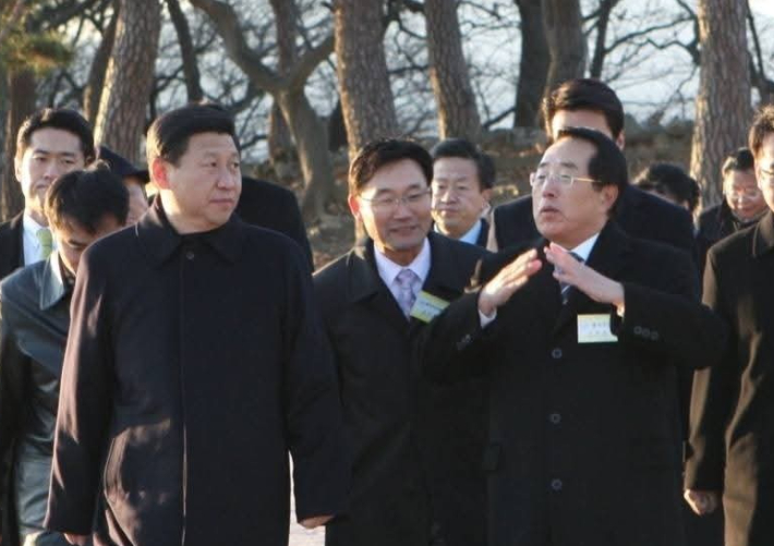 시진핑 중국 국가주석이 지난 2009년 12월 경주를 방문해 백상승 당시 경주시장으로부터 월성에 대한 설명을 듣고 있다. 독자 제공