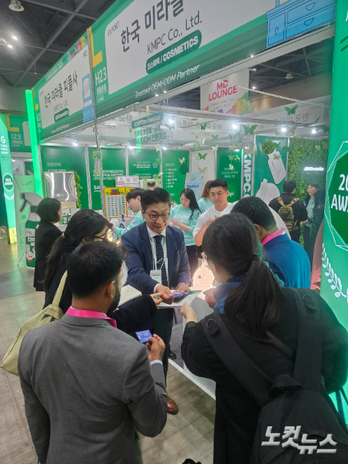 30일 오후 킨텍스 제1전시장에서 열린 지페어 코리아에서 (주)한국미라클피플사 이호경 대표가 방글라데시 등 해외 바이어들을 상담하고 있다. 고무성 기자