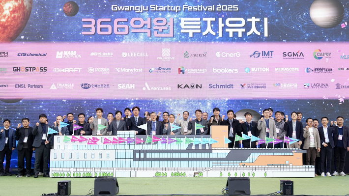 강기정 광주광역시장이 30일 북구 스테이지(빛고을 창업스테이션)에서 열린 '2025 광주창업페스티벌'에 참석해 내빈들과 개막 퍼포먼스를 하고 있다. 광주시 제공