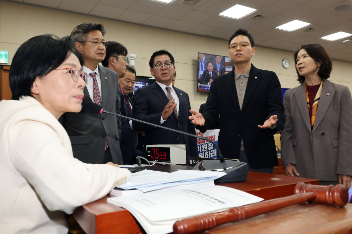 사퇴요구 받는 최민희 위원장. 연합뉴스
