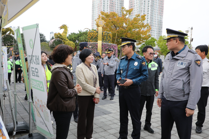 익산 천만송이국화축제 현장에 나간 김철문 전북경찰청장. 전북경찰청 제공
