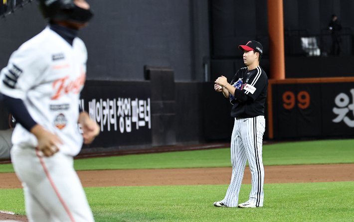 29일 대전한화생명볼파크에서 열린 2025 프로야구 KBO리그 포스트시즌 한국시리즈 3차전 LG 트윈스와 한화 이글스의 경기. 8회말 2사 만루 LG 유영찬이 한화 황영묵에게 볼넷을 내주며 동점을 허용한 뒤 아쉬워하고 있다. 연합뉴스  