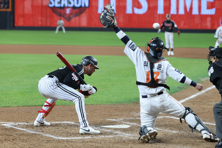 29일 대전한화생명볼파크에서 열린 2025 프로야구 KBO리그 포스트시즌 한국시리즈 3차전 LG 트윈스와 한화 이글스의 경기. 8회초 1사 1, 3루 LG 오스틴 타석 때 김서현의 투구가 뒤로 빠지고 있다. 연합뉴스 