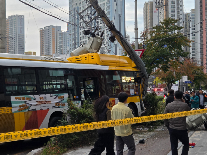 30일 오후 4시 50분쯤 광주 서구청 앞 도로에서 시내버스 한 대가 전봇대를 들이받는 사고가 발생했다. 독자 제공