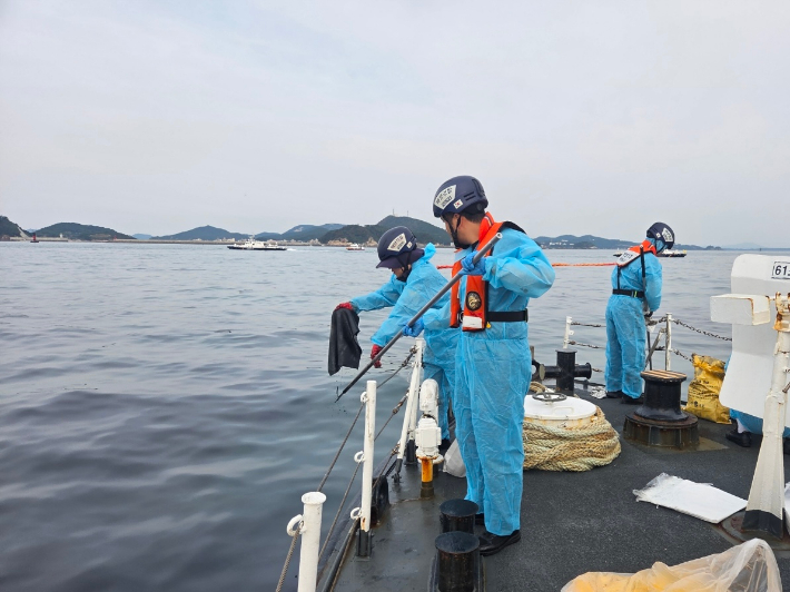 방제 작업 중인 태안해경. 해경 제공