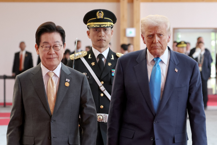 이재명 대통령과 도널드 트럼프 미국 대통령이 지난 29일 경북 경주박물관에서 열린 공식 환영식에서 의장대를 사열하는 모습. 연합뉴스