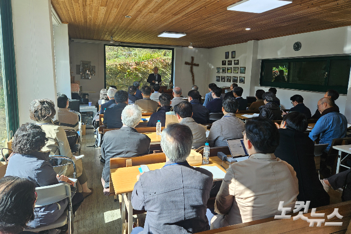 지난 27일, 경기도 가평군 가락재 영성원에서 진행된 '제1회 가락재 포럼'. 이번 포럼에선 교회는 세상에서 하나님 나라의 질서를 드러내고 희망을 제시해야 하나, 현실은 복음의 신뢰성을 약화시키고, 복음을 특권적 신분확보나 개인 내세 보장으로 축소해버렸다는 점이 지적됐다.