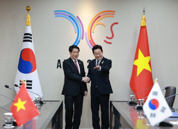 이재명 대통령이 30일 경북 경주 APEC 정상회의장에서 열린 한-베트남 정상회담에서 르엉 끄엉 베트남 국가주석과 기념촬영 후 자리를 안내하고 있다. 연합뉴스