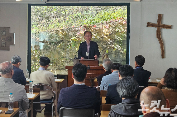 발제자로 나선 양혁승 장로는 교회가 사회적 책임을 다하지 못하고, 기득권 위협에 민감하게 반응하면서도 사회 불의에 대해 침묵하는 이중적 태도를 비판하며, 일부 목회자와 교회가 극단적 정치 이념과 결탁하여 복음을 왜곡하는 현실 역시 심각한 위기의 한 모습임을 꼬집었다.