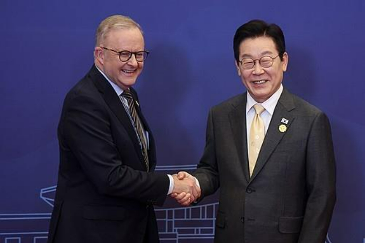 호주 총리 영접하는 이재명 대통령. 연합뉴스