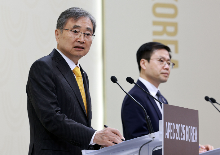 조현 외교부 장관이 30일 경주 국제미디어센터에서 열린 APEC 합동각료회의(AMM) 기자회견에서 취재진 질문에 답하고 있다. 연합뉴스