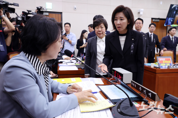 13일 서울 여의도 국회에서 열린 법제사법위원회의 대법원(법원행정처)·사법연수원·사법정책연구원 등의 국정감사에서 국민의힘 나경원 등 소속 의원들이 추미애 위원장의 회의 진행에 항의하고 있다. 윤창원 기자