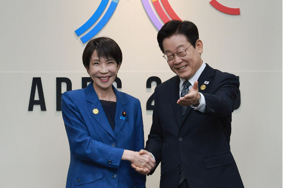 이재명 대통령이 30일 경북 경주 APEC 정상회의장에서 열린 한일 정상회담에서 다카이치 사나에 일본 총리와 기념촬영 후 자리를 안내하고 있다. 연합뉴스