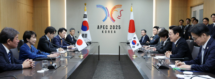 이재명 대통령과 다카이치 사나에 일본 총리가 30일 경북 경주 APEC 정상회의장에서 정상회담을 하고 있다. 연합뉴스