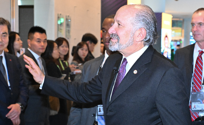 러트닉 장관, 한미 비즈니스 라운드 테이블 행사 참석     (경주=연합뉴스) 한종찬 기자 = 하워드 러트닉 미국 상무부 장관이 29일 경북 경주예술의전당에서 열린 아시아태평양경제협력체(APEC) 정상회의 최고경영자(CEO) 서밋(Summit) 한미 비즈니스 라운드 테이블 행사에 참석하고 있다. 2025.10.29 [공동취재]     saba@yna.co.kr (끝)   <저작권자(c) 연합뉴스, 무단 전재-재배포, AI 학습 및 활용 금지> 연합뉴스