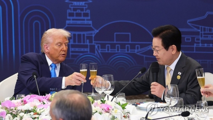 (경주=연합뉴스) 김도훈 기자 = 이재명 대통령과 도널드 트럼프 미국 대통령이 29일 경북 경주 힐튼호텔 그랜드볼룸에서 열린 이 대통령 주최 정상 특별만찬에서 건배하고 있다. 2025.10.29 superdoo82@yna.co.kr 연합뉴스