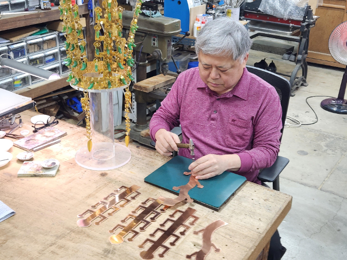 트럼프 선물 금관 만든 김진배 장인      (경주=연합뉴스) 경북 경주의 하동민속공예촌에서 삼성방을 운영하며 금속공예 장인으로 활동하는 김진배씨. 이재명 대통령은 29일 도널드 트럼프 미국 대통령과 정상회담을 하면서 김씨가 만든 '천마총 금관 모형'을 선물했다. 2025.10.29 [김진배씨 제공. 재판매 및 DB 금지]     photo@yna.co.kr (끝)   <저작권자(c) 연합뉴스, 무단 전재-재배포, AI 학습 및 활용 금지> 연합뉴스