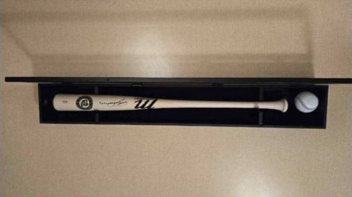 트럼프 대통령이 이재명 대통령에게 선물한 야구 배트와 야구공     (경주=연합뉴스) 대통령실은 도널드 트럼프 미국 대통령이 경주 한미 정상회담을 계기로 이재명 대통령에게 선물한 야구 배트와 야구공을 30일 공개했다.     야구 배트에는 워싱턴 내셔널스 소속 딜런 크루즈 선수의 친필 서명이, 야구공에는 트럼프 대통령의 인장이 각각 담겨있다. 2025.10.30 [대통령실 제공. 재판매 및 DB 금지]     photo@yna.co.kr (끝)   <저작권자(c) 연합뉴스, 무단 전재-재배포, AI 학습 및 활용 금지> 연합뉴스