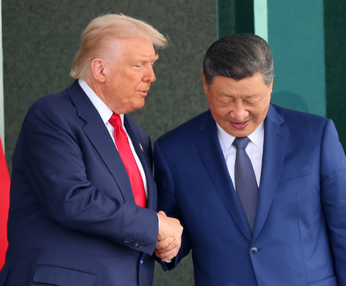 악수하는 트럼프·시진핑     (부산=연합뉴스) 손형주 기자 = 도널드 트럼프 미국 대통령과 시진핑 중국 국가주석이 30일 부산 김해공군기지 의전실 나래마루에서 미중 정상회담을 마친 뒤 회담장을 나서며 악수하고 있다. 2025.10.30     handbrother@yna.co.kr (끝)   <저작권자(c) 연합뉴스, 무단 전재-재배포, AI 학습 및 활용 금지> 연합뉴스