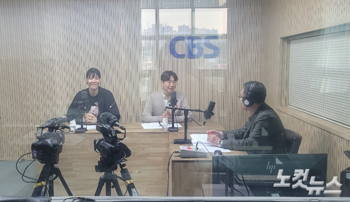 왼쪽부터 박지수 선수, 김완수 감독, 김종현 앵커. 충북CBS