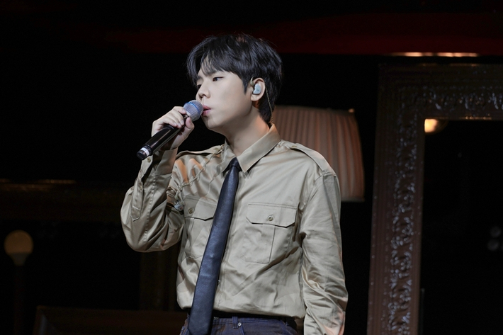 가수 정승환이 새 타이틀곡 '앞머리'를 부르는 모습. 안테나 제공