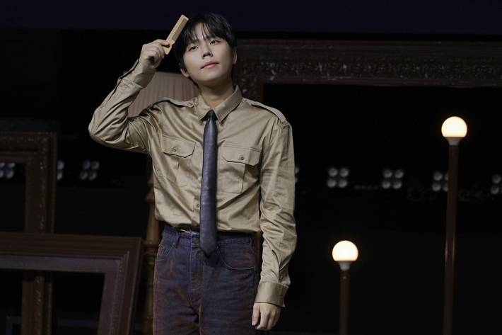 정승환이 사진 촬영 시간에 빗을 준비해 포즈를 취하고 있다. 안테나 제공