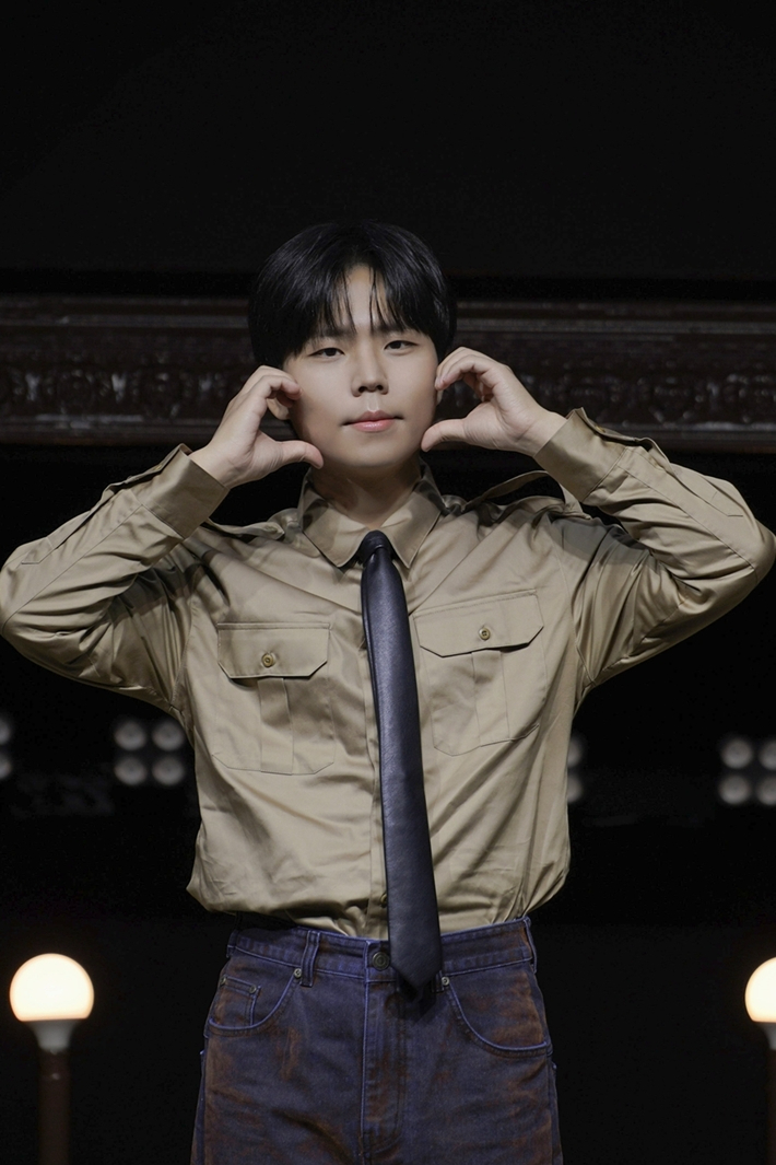 정승환이 볼 하트 포즈를 취하고 있다. 안테나 제공